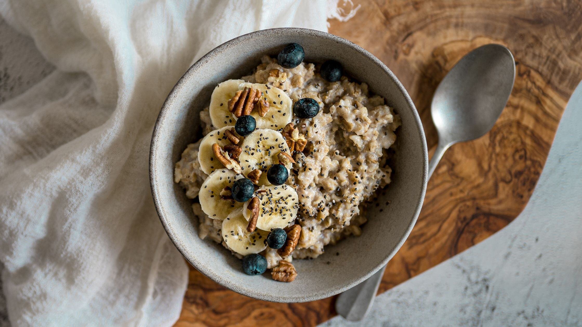 eiwitrijk ontbijt met fruit, zaden, granola of havermout en noten